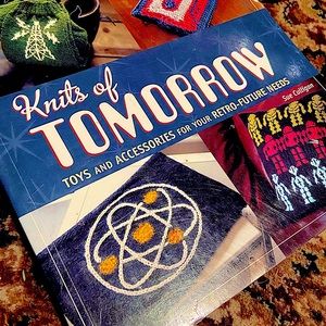 Learn to knit fun and “futuristic” 🪢🤖👽designs with this Knitting 🧶 Book 📚!